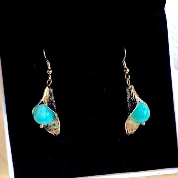 CALA
LILIES FLOWERS EARRINGS 14K GOLD PLATED - Picture 2 of 6